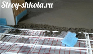 Укладка на пол полиэтиленовой пленки и зиливке бетона